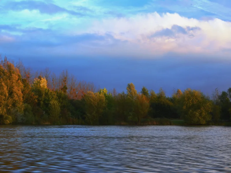 Kingfisher Lake at Abbey Lakes France, a 32-acre specimen water with dramatic depth changes and huge gravel bar.